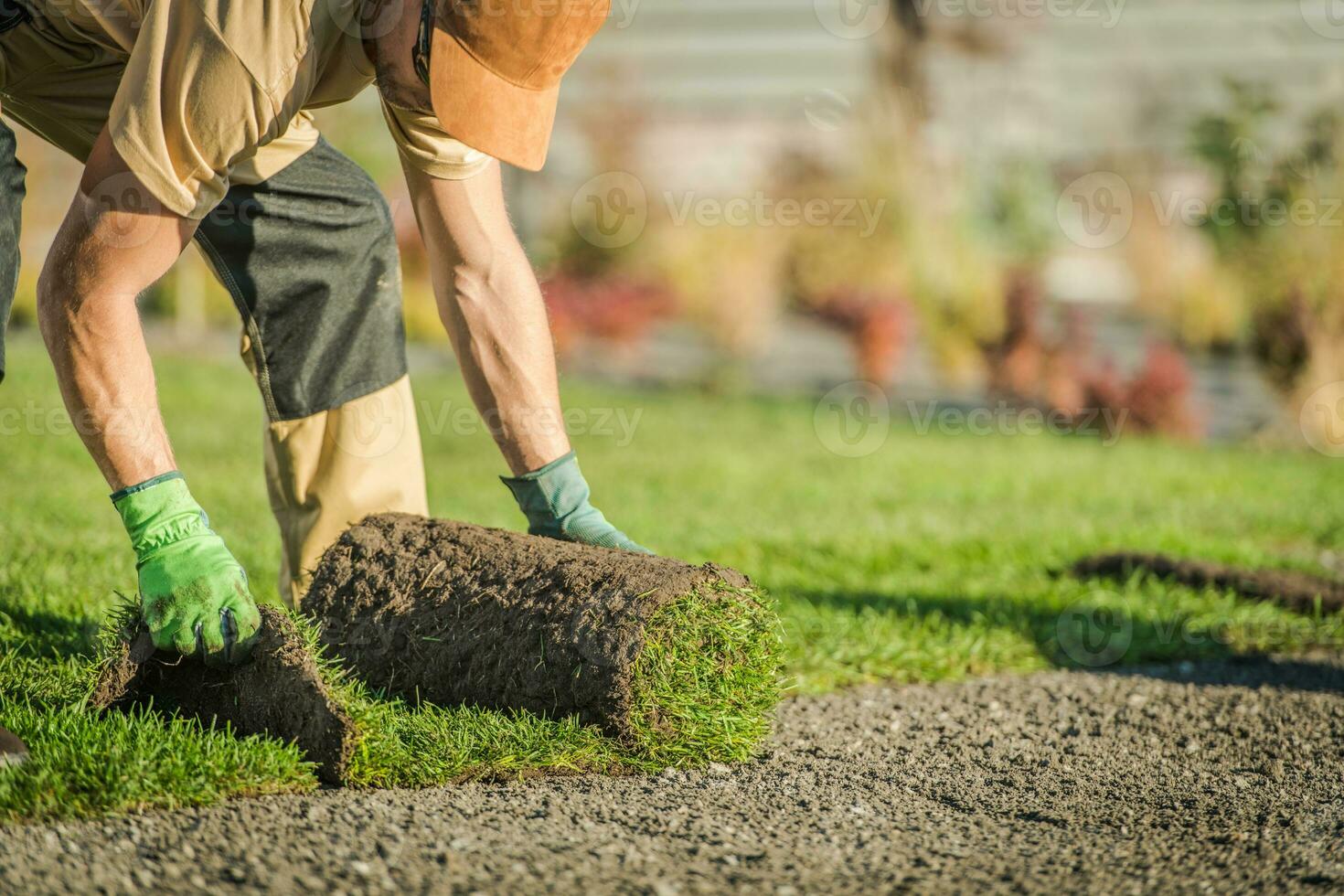 jardinero tendido desenrollar césped foto