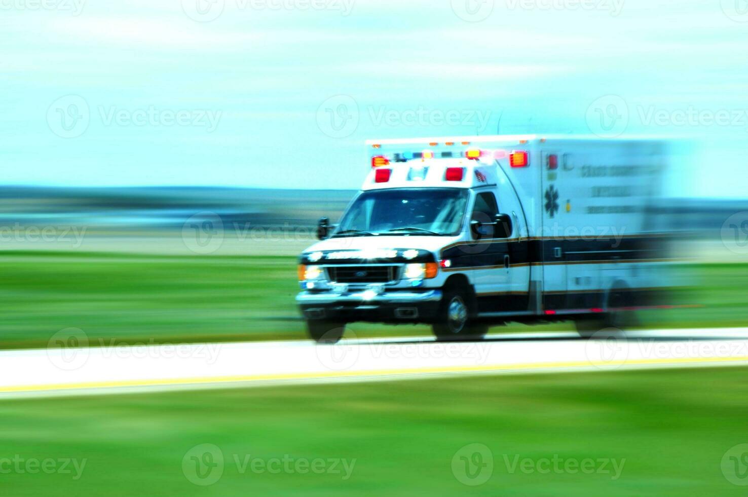 ambulancia en movimiento foto