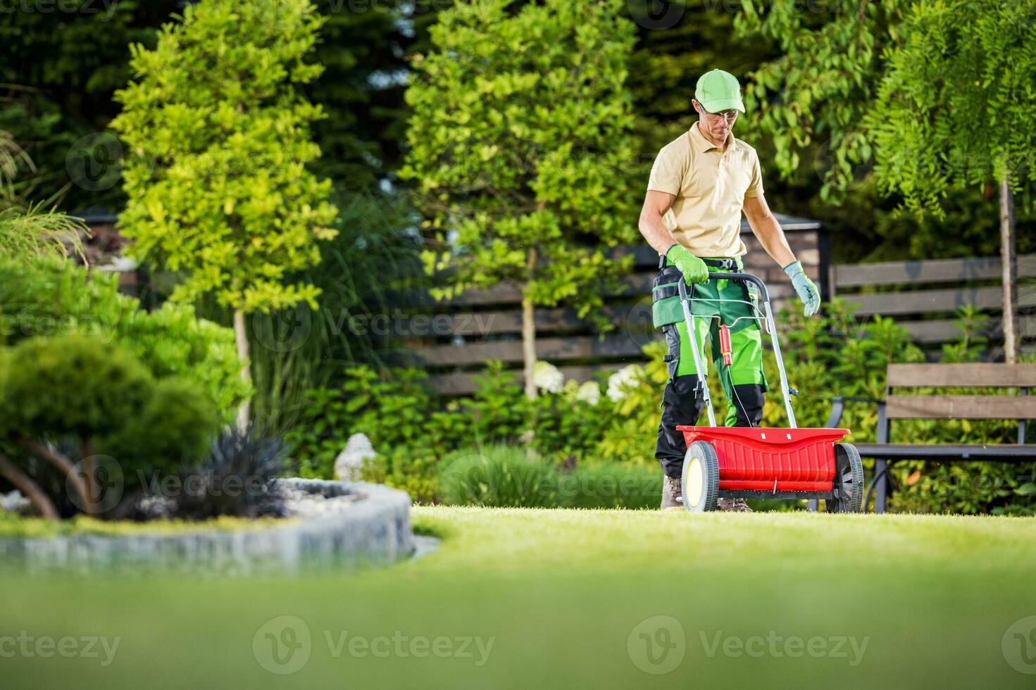 profesional jardinero con césped y jardín semilla esparcidor foto