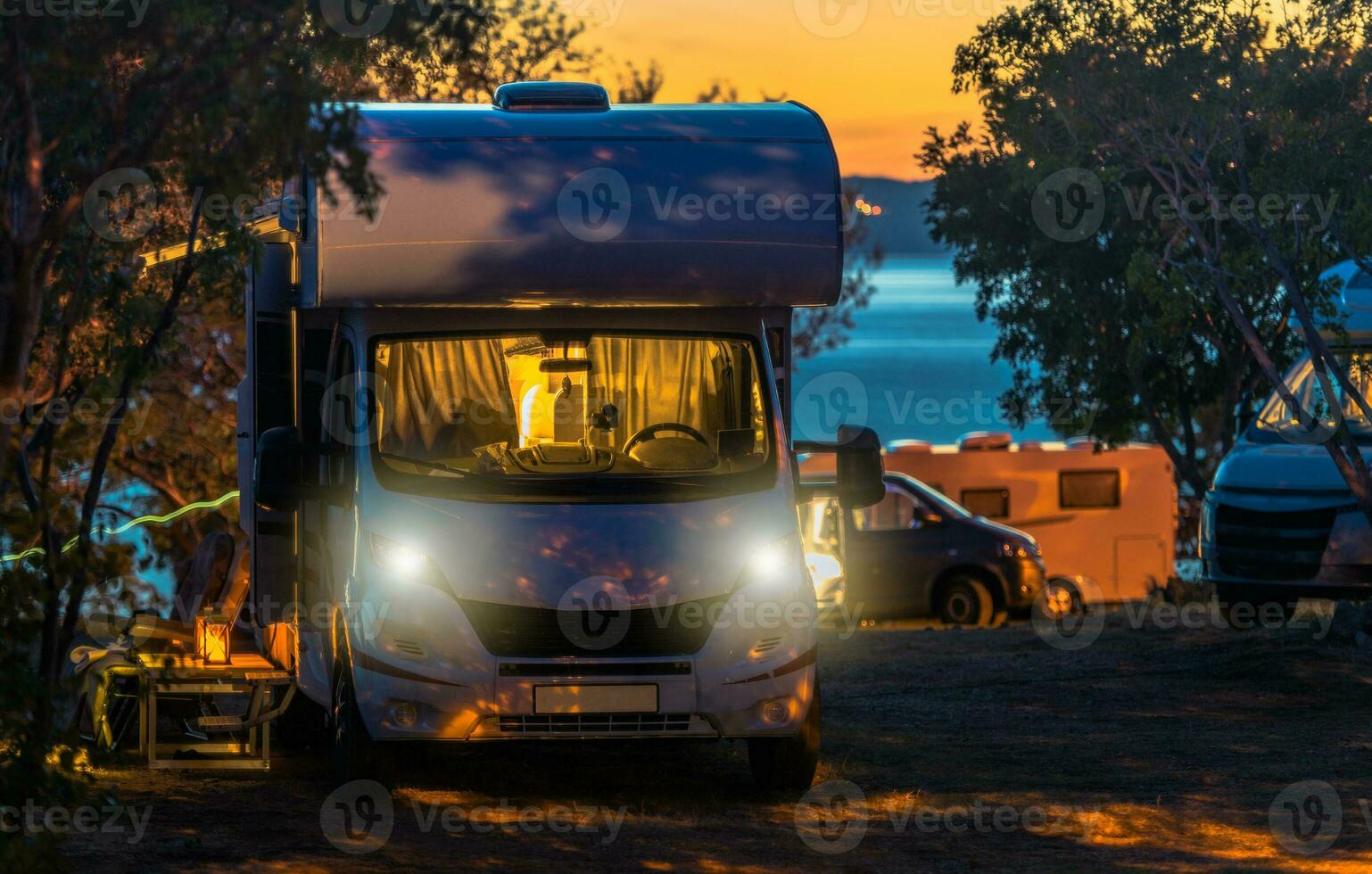 escénico rv parque cámping puesta de sol con camper furgonetas foto