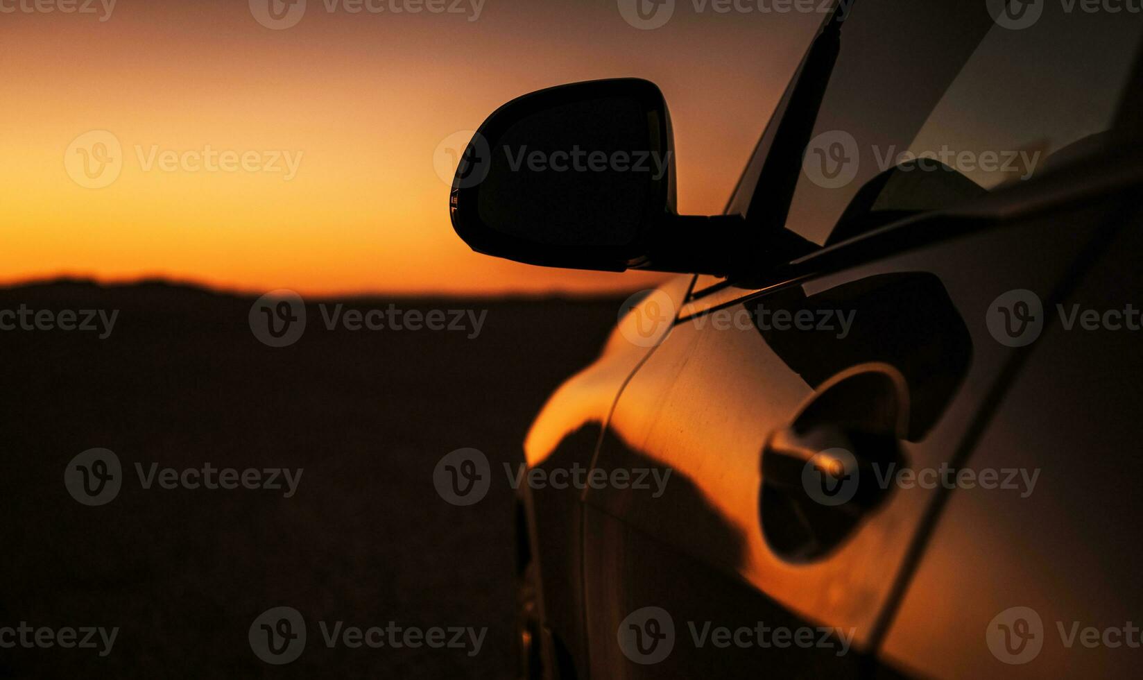 suv conducción Desierto apagado la carretera mirando para aventuras foto