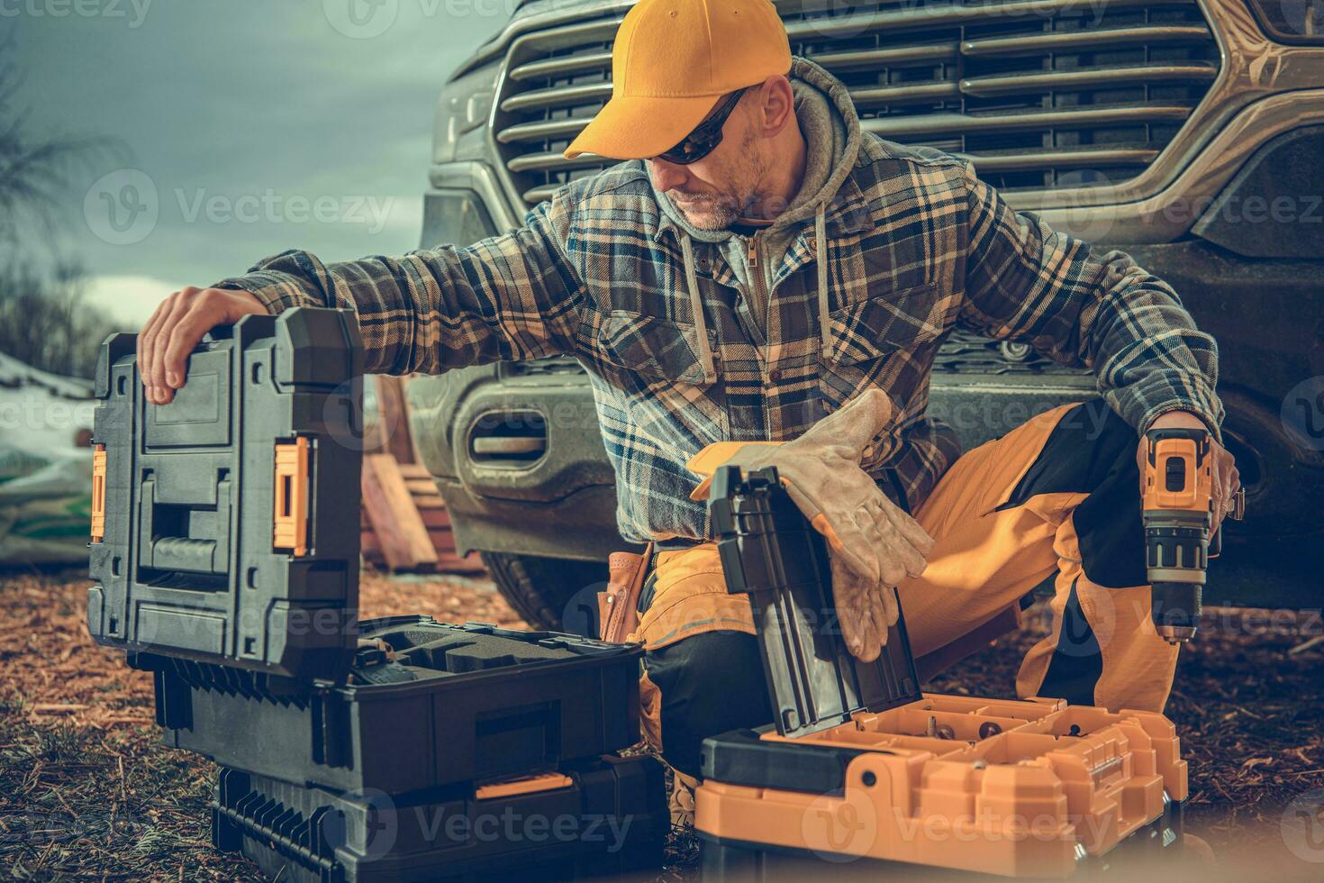 construcción trabajador y su herramientas cajas foto