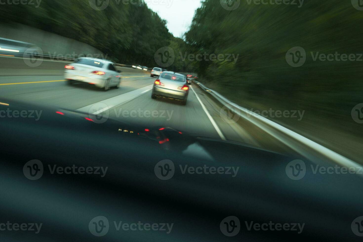 dos carril autopista conmutar en tablero vista. foto