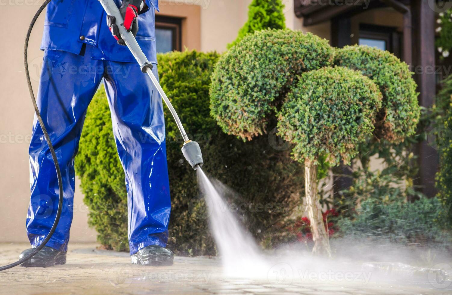 Cleaning Residential Driveway photo