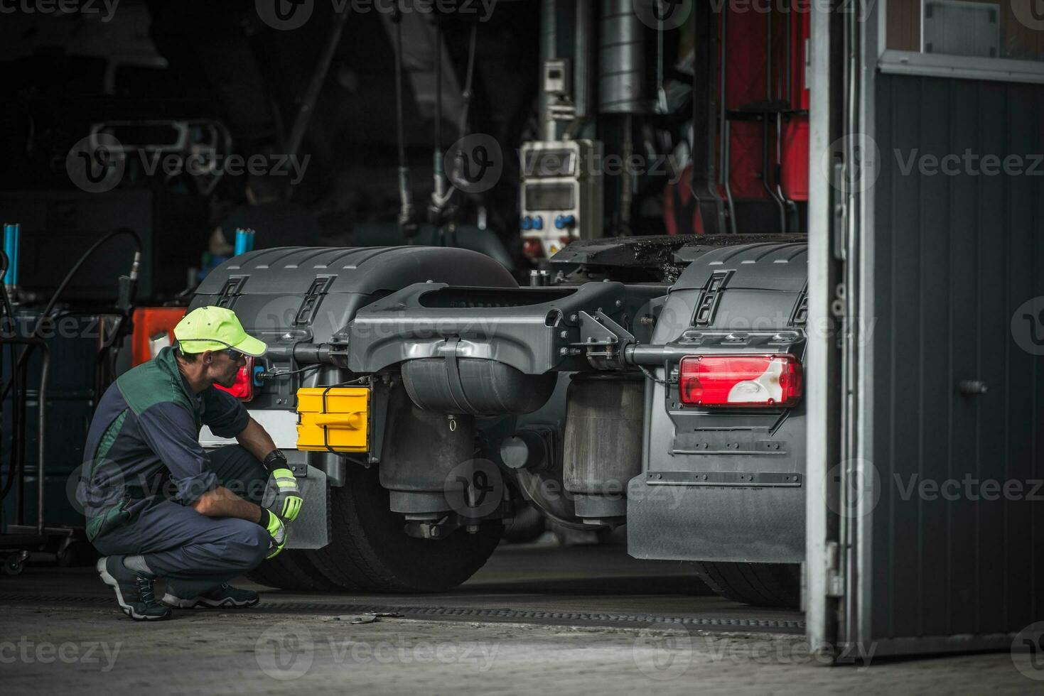 Truck Service Technician Job photo