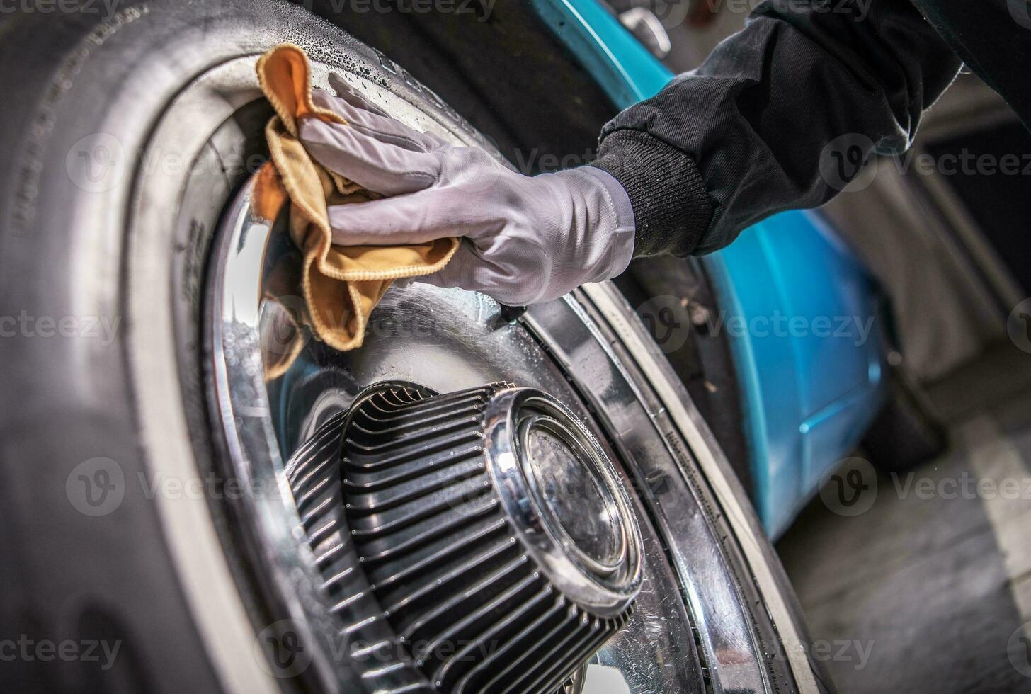 hombres limpieza coche ruedas foto