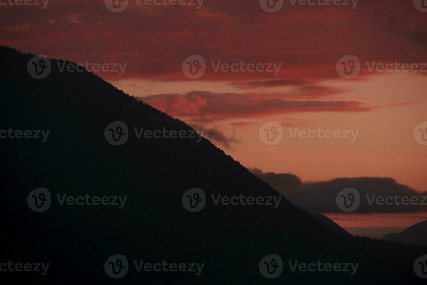 rojo puesta de sol colinas foto