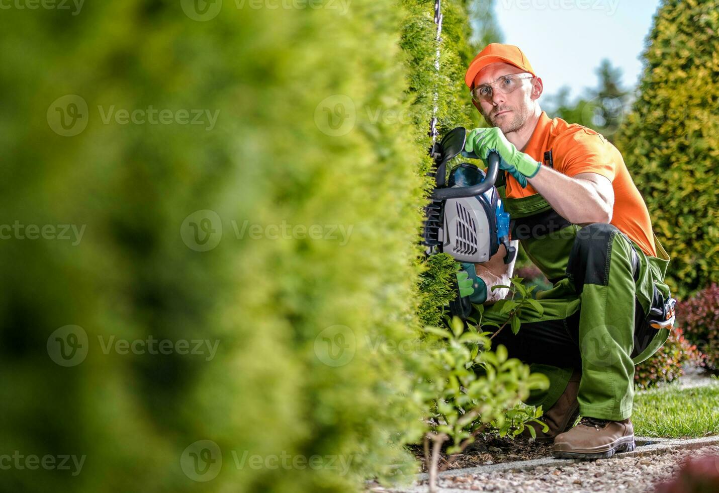 jardinero con cortasetos foto