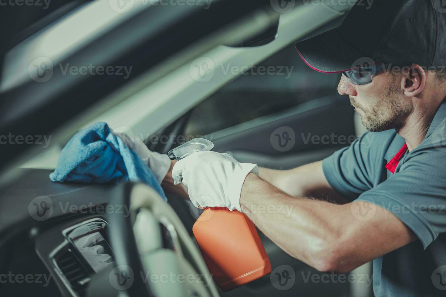 trabajador limpieza coche interior foto