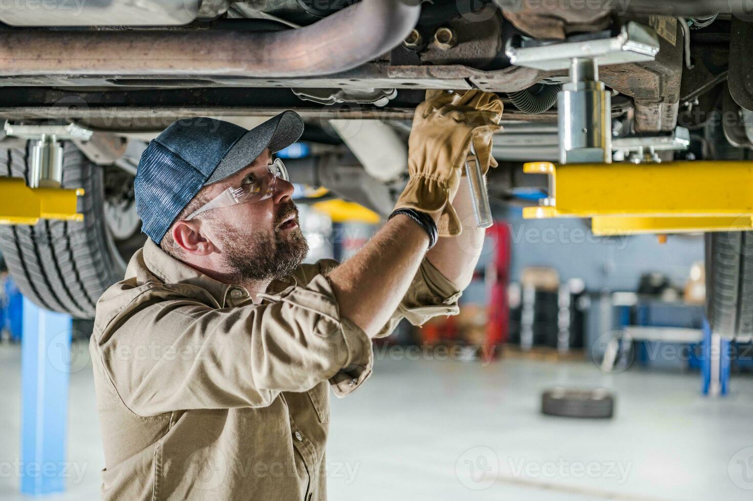 mecánico reparando coche tren de aterrizaje foto