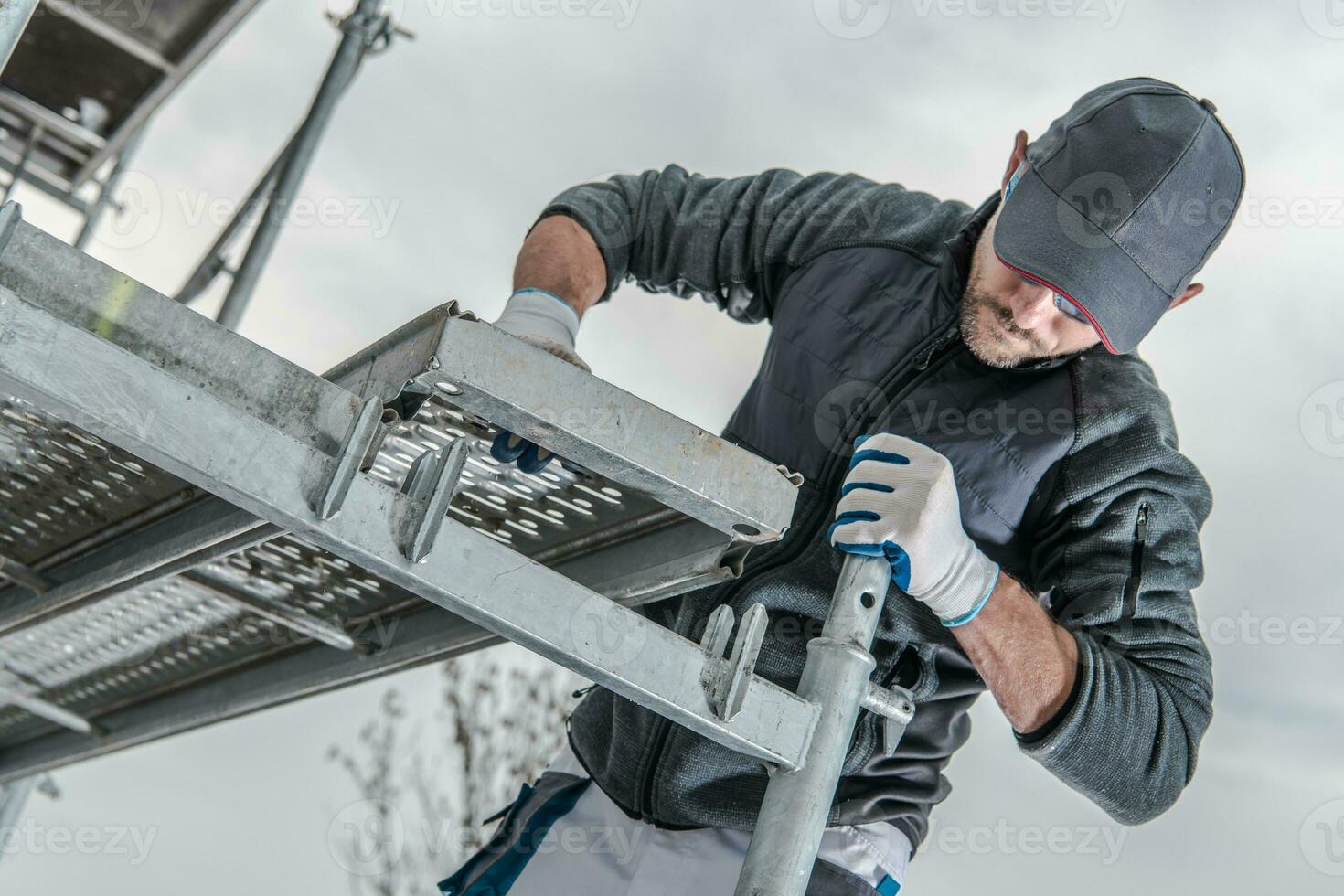 trabajador instalando andamio foto