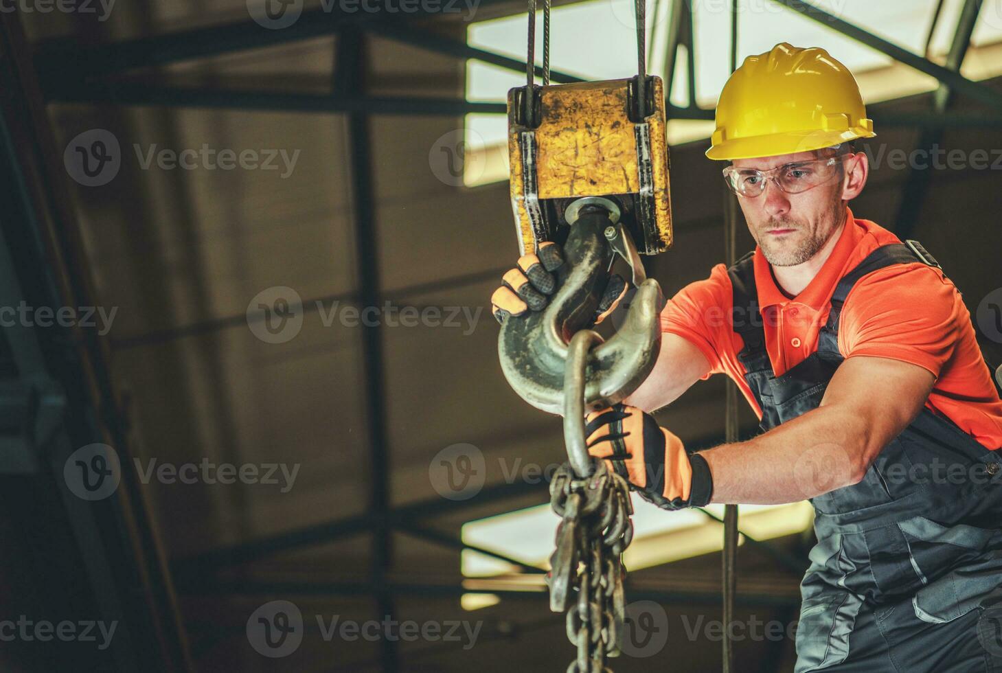 construcción trabajador operando un gastos generales grua a edificio sitio foto