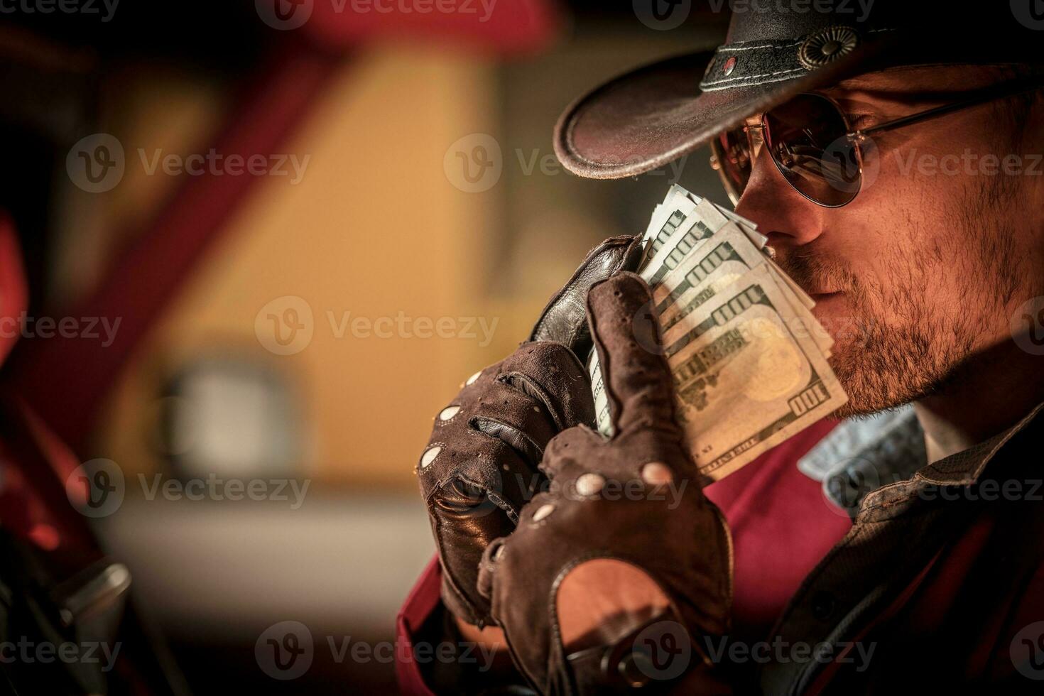 vaquero dinero olfateando foto