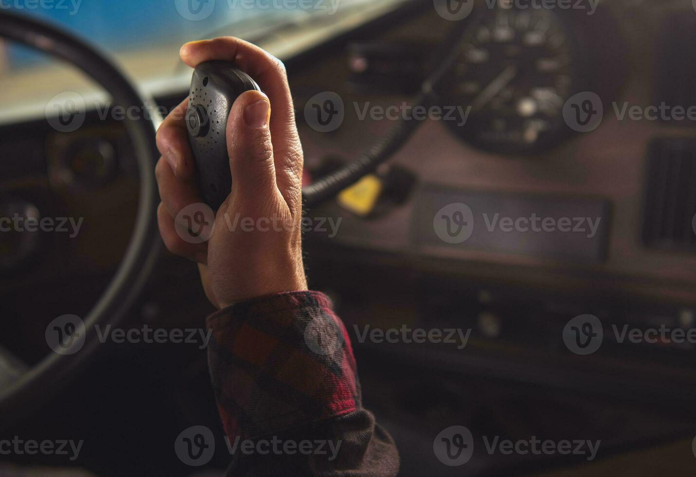 Trucker Communicate with Other Truck Drivers in Convoy via CB Radio