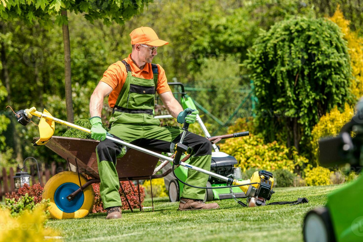 cansado paisajista tomando un descanso durante jardín trabajo foto