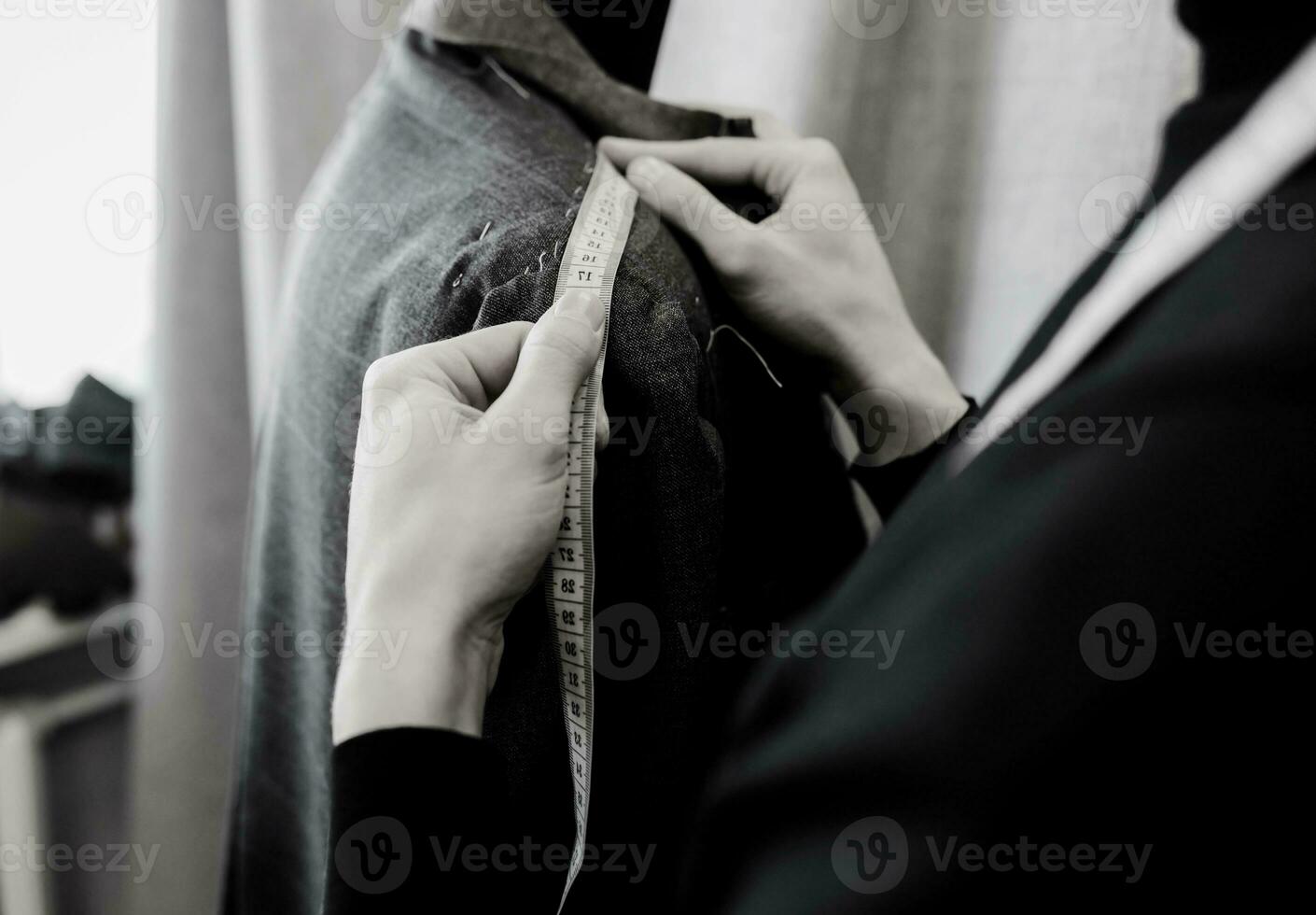 masculino Sastre trabajos en elegante negocio o Boda traje. foto