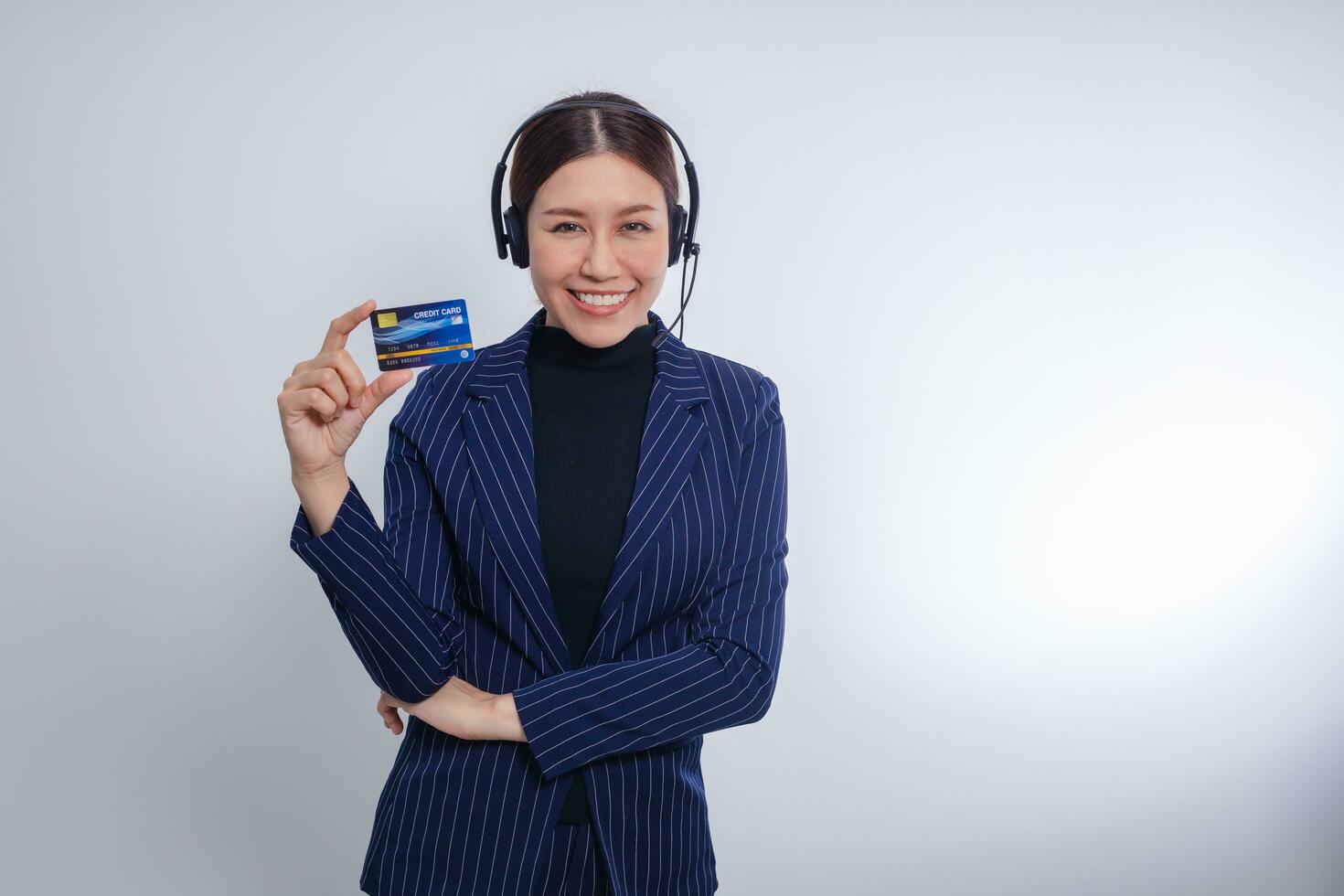 mujer de negocios línea de ayuda operador demostración crédito tarjeta a oficina. en línea compras foto