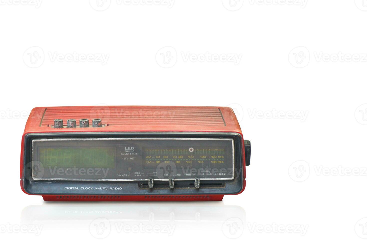 antiguo digital reloj a.m y fm radio en blanco fondo, copia espacio foto