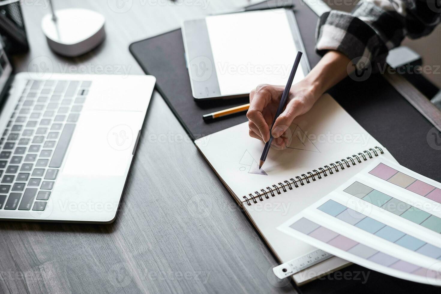 gráfico diseñador trabajando con dibujar logo diseño a oficina. foto