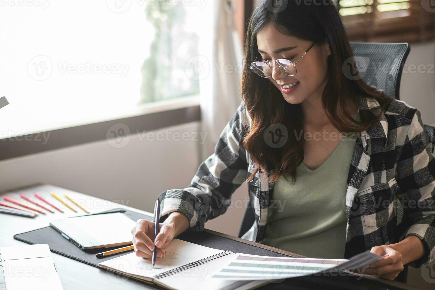 gráfico diseñador trabajando con dibujar logo diseño a oficina. foto