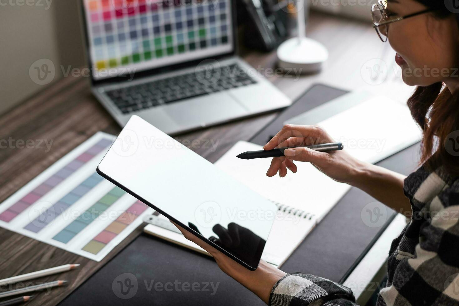 gráfico diseñador trabajando con dibujar logo diseño en tableta a oficina. foto