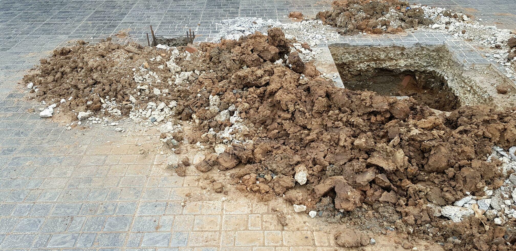 bache o agujero con suelo o montículo para instalación pilar o polo en cemento suelo con Copiar espacio a construcción sitio y No estricto símbolo o firmar a contar peligro área- inseguro, seguridad, estructurando foto