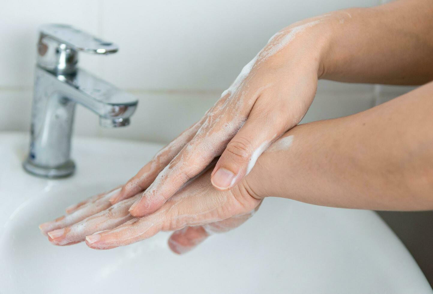 adultos lavar su manos con mano jabón a evitar infección y virus foto