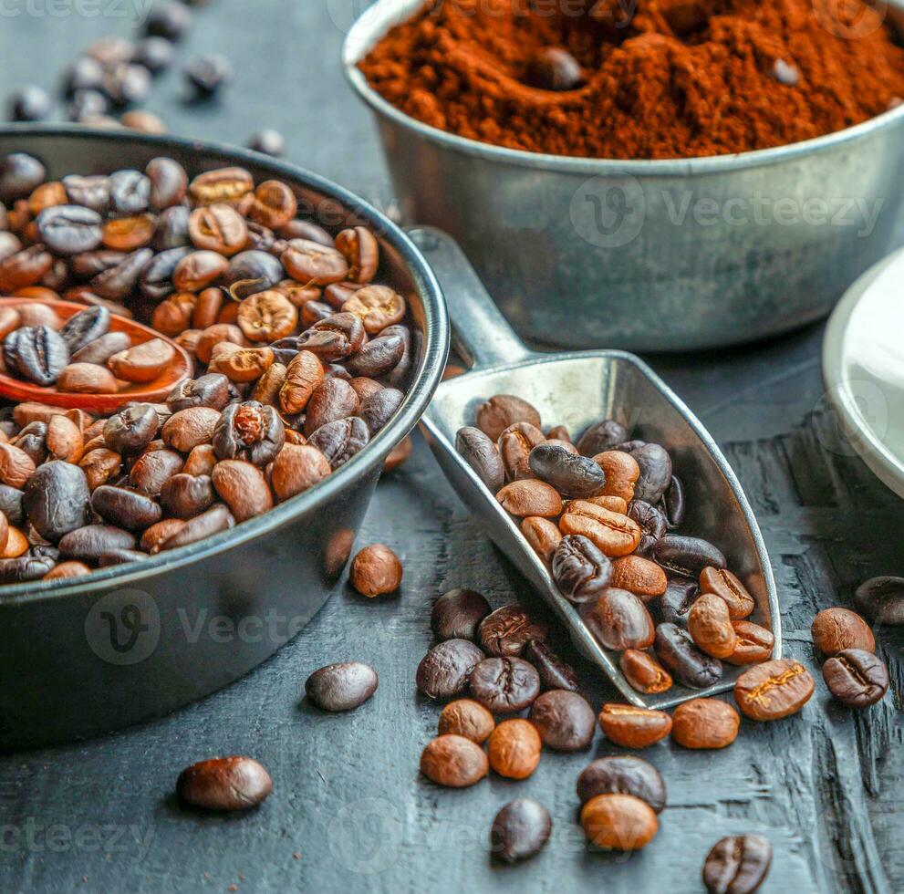 Blended roasted coffee beans or mix coffee beans with ground coffee