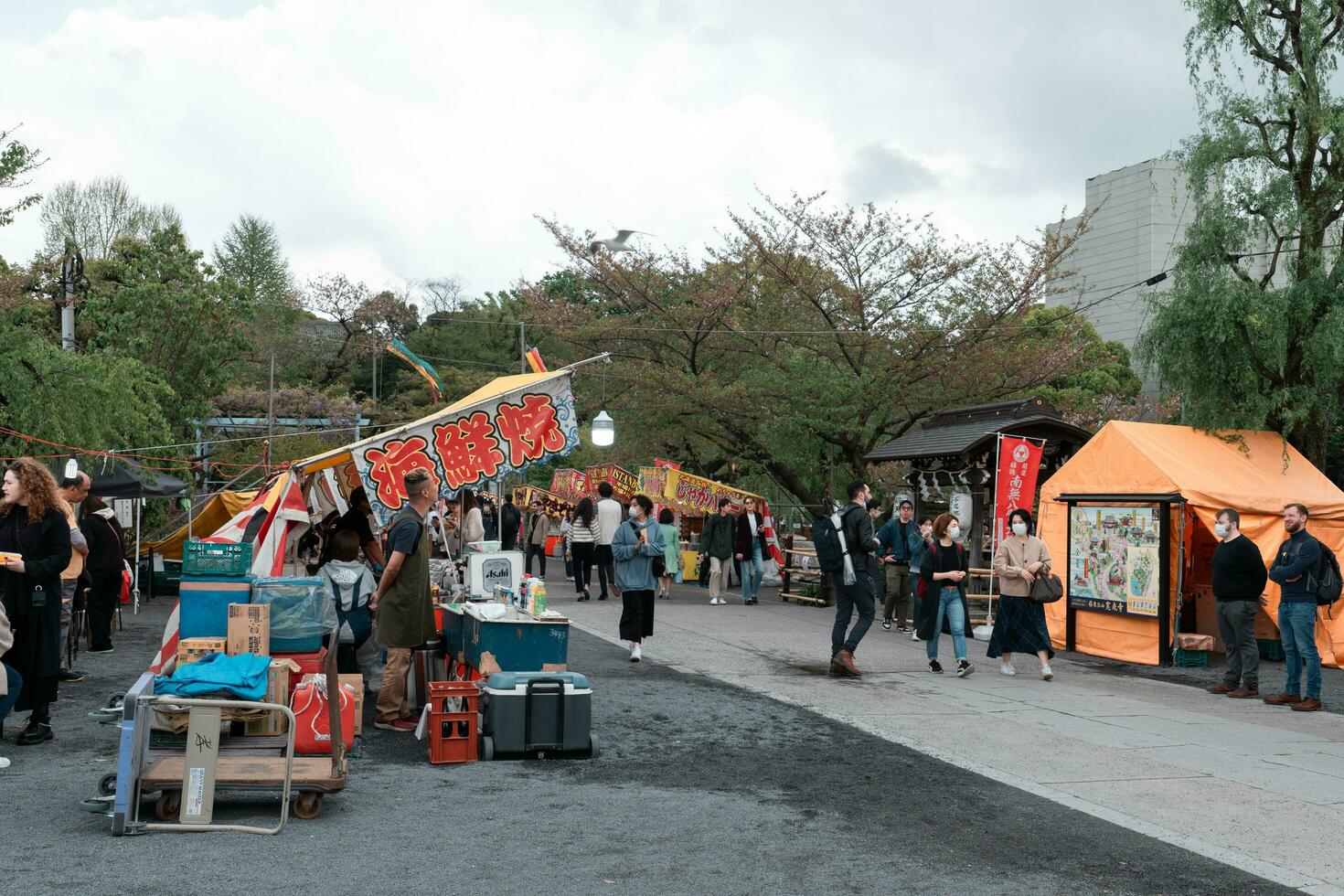 tokio, Japón - abril 8, 2023 calle comida vendedores a ueno parque de venta comida a personas foto