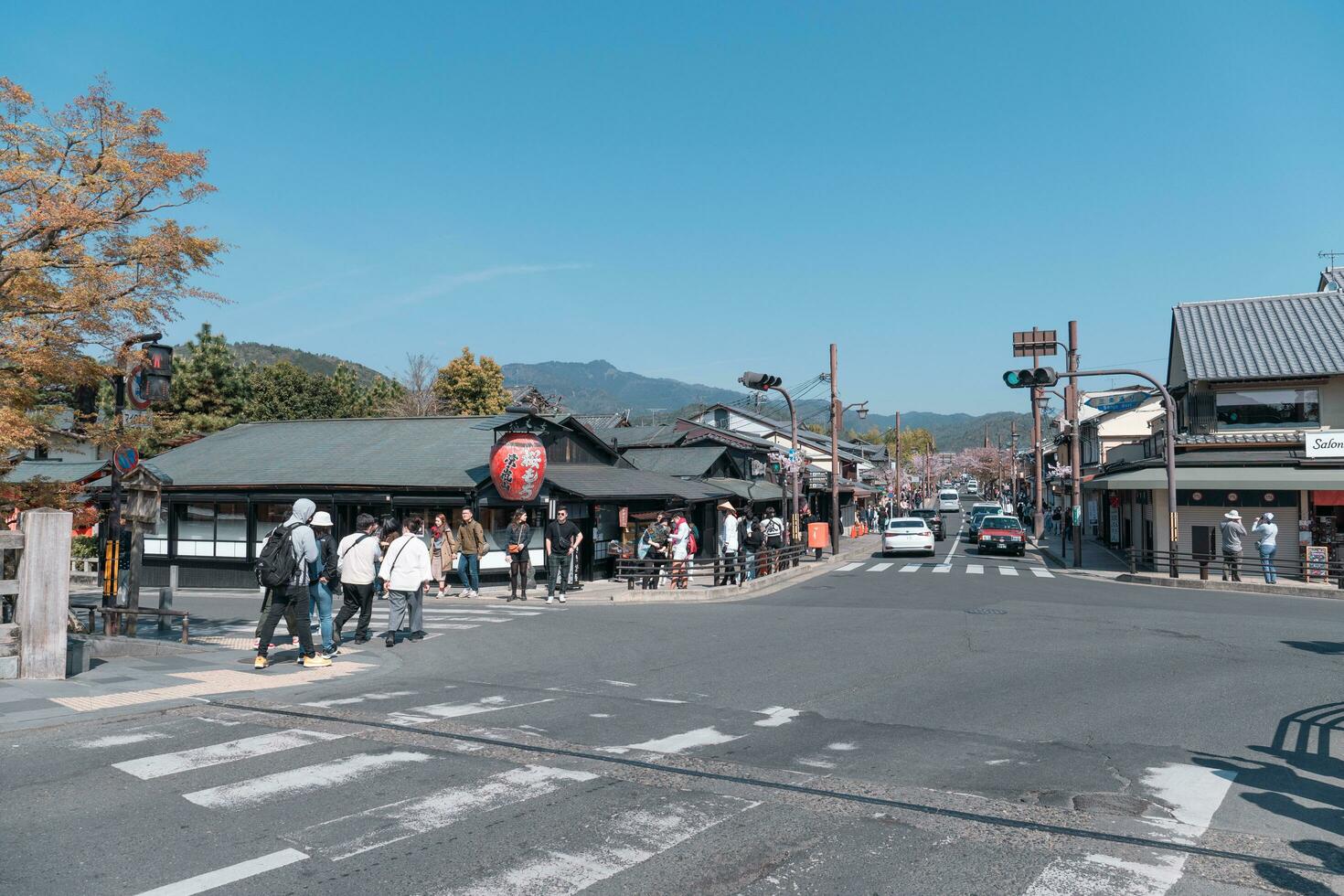 kioto, Japón - abril 4, 2023 turista caminando a arashiyama distrito foto