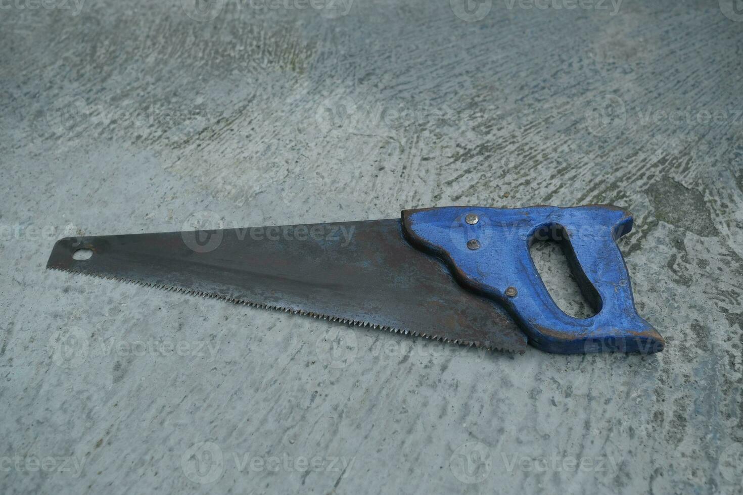 photo of an old hacksaw