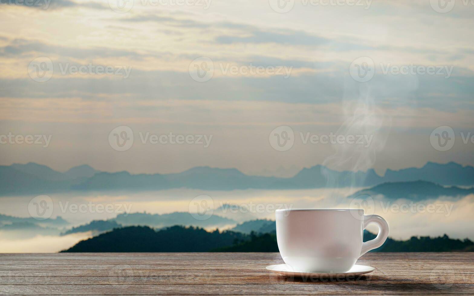 café recién hecho o espresso en una taza de café con leche. café caliente en una taza colocada sobre la mesa o balcón de madera. vista a la montaña por la mañana, sol por la mañana. representación 3d foto