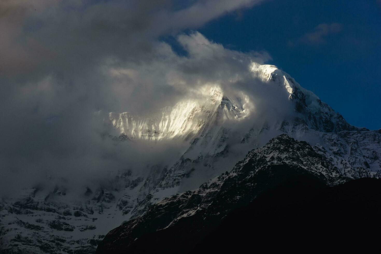 Tormentoso clima en un nieve tapado montaña pico en Nepal. foto