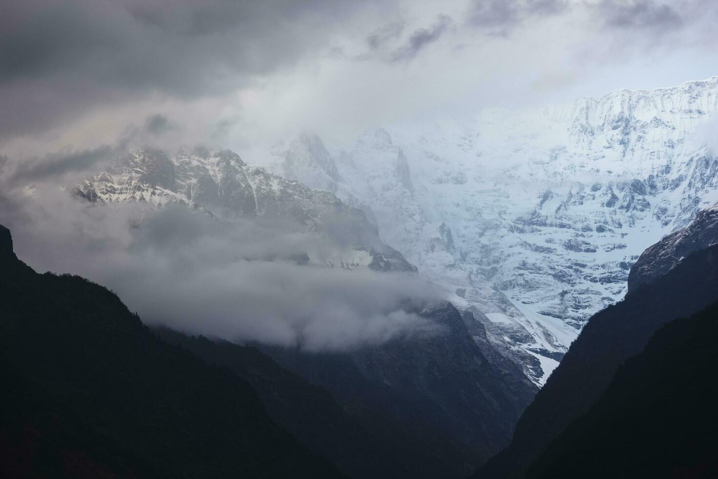 Tormentoso nubes terminado el montañas de el Annapurna rango en el Annapurna base acampar sendero en el Nepal Himalaya. foto