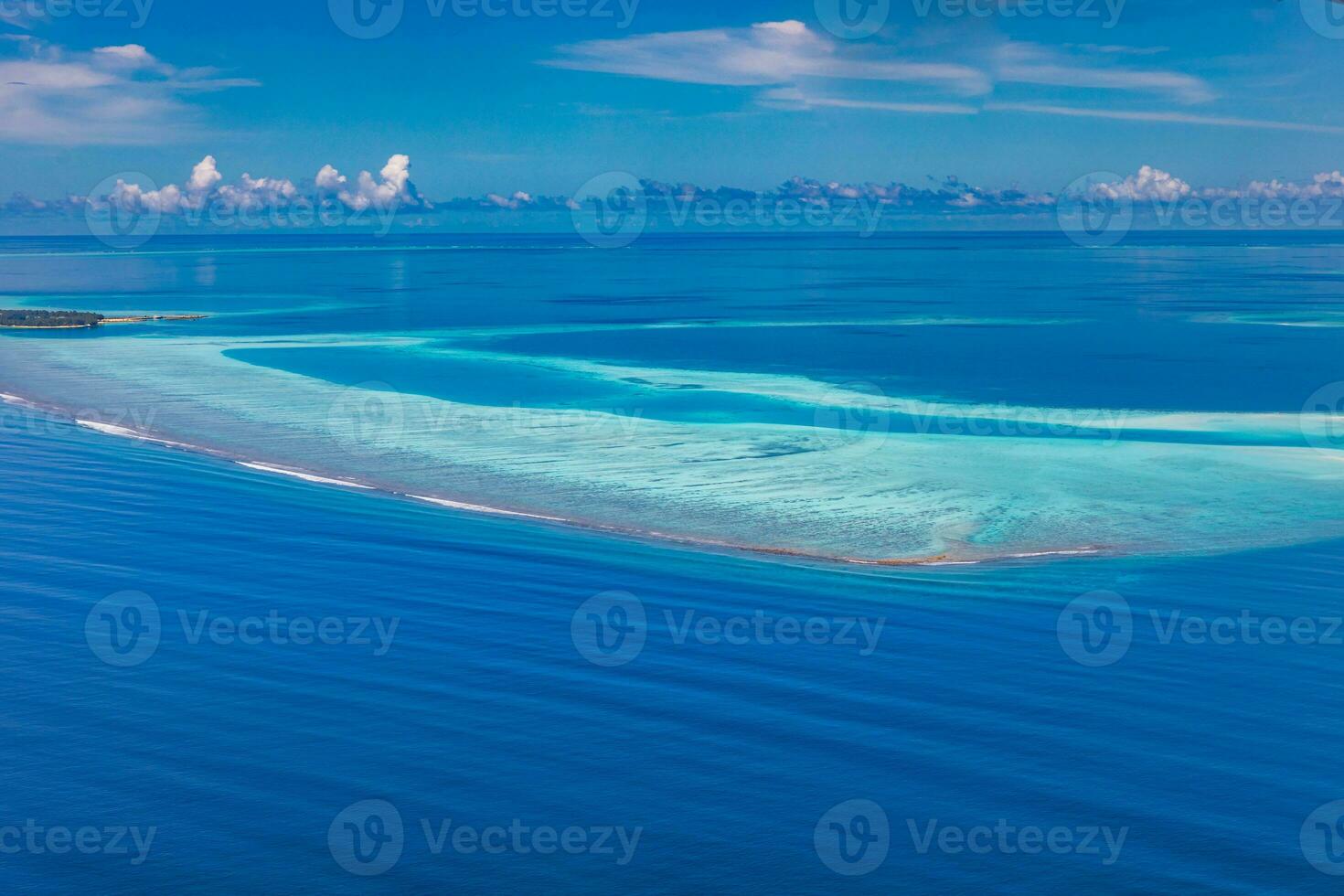 islas tropicales y atolones en maldivas desde vista aérea. famoso destino de viaje y vacaciones de lujo o concepto de vacaciones de verano. paisaje aéreo de mar azul y resorts, hoteles. Hermosa naturaleza foto