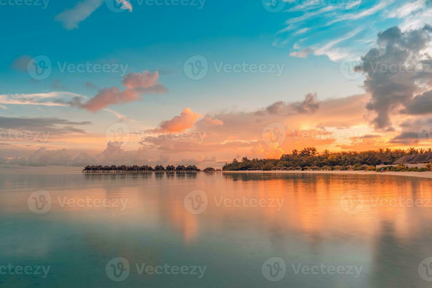 increíble puesta de sol cielo y reflexión en calma mar, Maldivas playa paisaje de lujo terminado agua bungalows. exótico paisaje de verano vacaciones fiesta antecedentes. hermosa horizonte y Perfecto reflexión foto