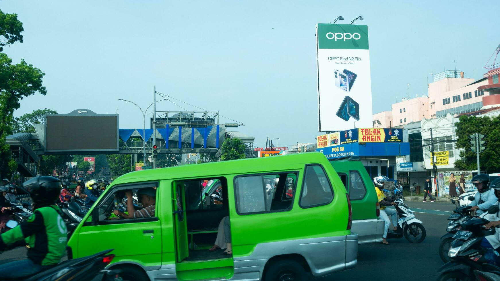 bogor, Oeste Java, Indonesia, mayo 2 2023 - muy pesado tráfico de carros y motocicleta a uno de el intersecciones de bogor ciudad durante un soleado día. foto