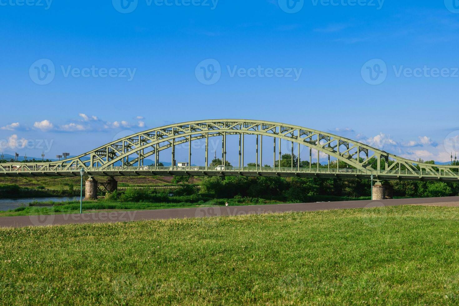 asahibashi puente terminado el ishikari río a asahikawa ciudad, Hokkaidō, Japón foto