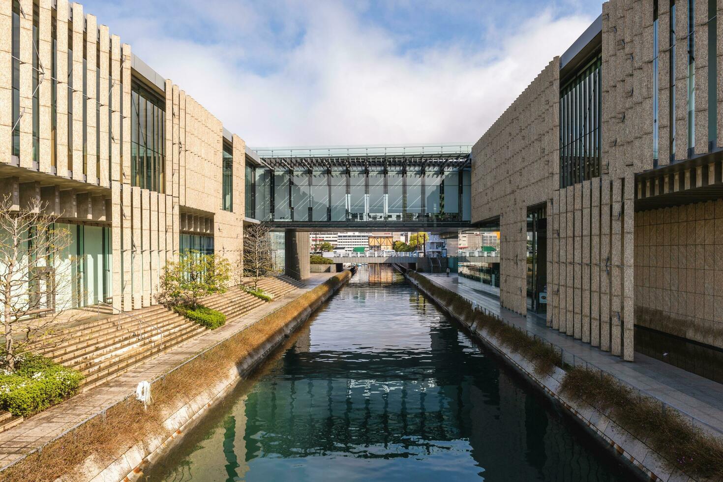 Nagasaki prefectural Arte museo, abrió en 2005 estaba diseñado por arquitecto kuma Kengo. eso es situado en nagasaki, Japón y contiene permanente colecciones de Arte relacionado a nagasaki foto