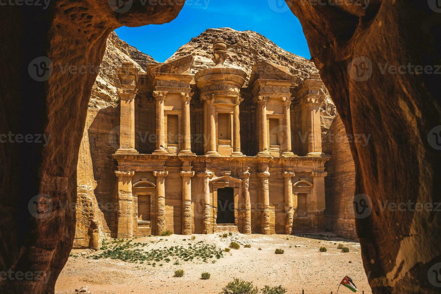 anuncio deir, el monasterio, situado a petra en jodan foto