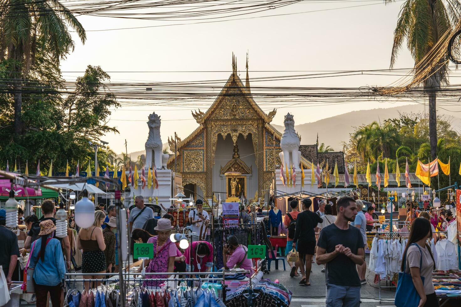 domingo caminando calle noche mercado, el más grande y mejor chiang mai noche mercado situado a eso fae caminando calle en chiang Mai, tailandia eso generalmente comienza alrededor 16:00 en domingo foto
