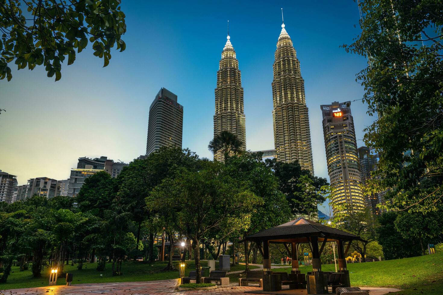 petronas gemelo torres, el más alto edificios en kuala lumpur, Malasia y el más alto gemelo torres en el mundo. construcción empezado en 1 marzo 1993 y terminado en 31 agosto 1999. foto