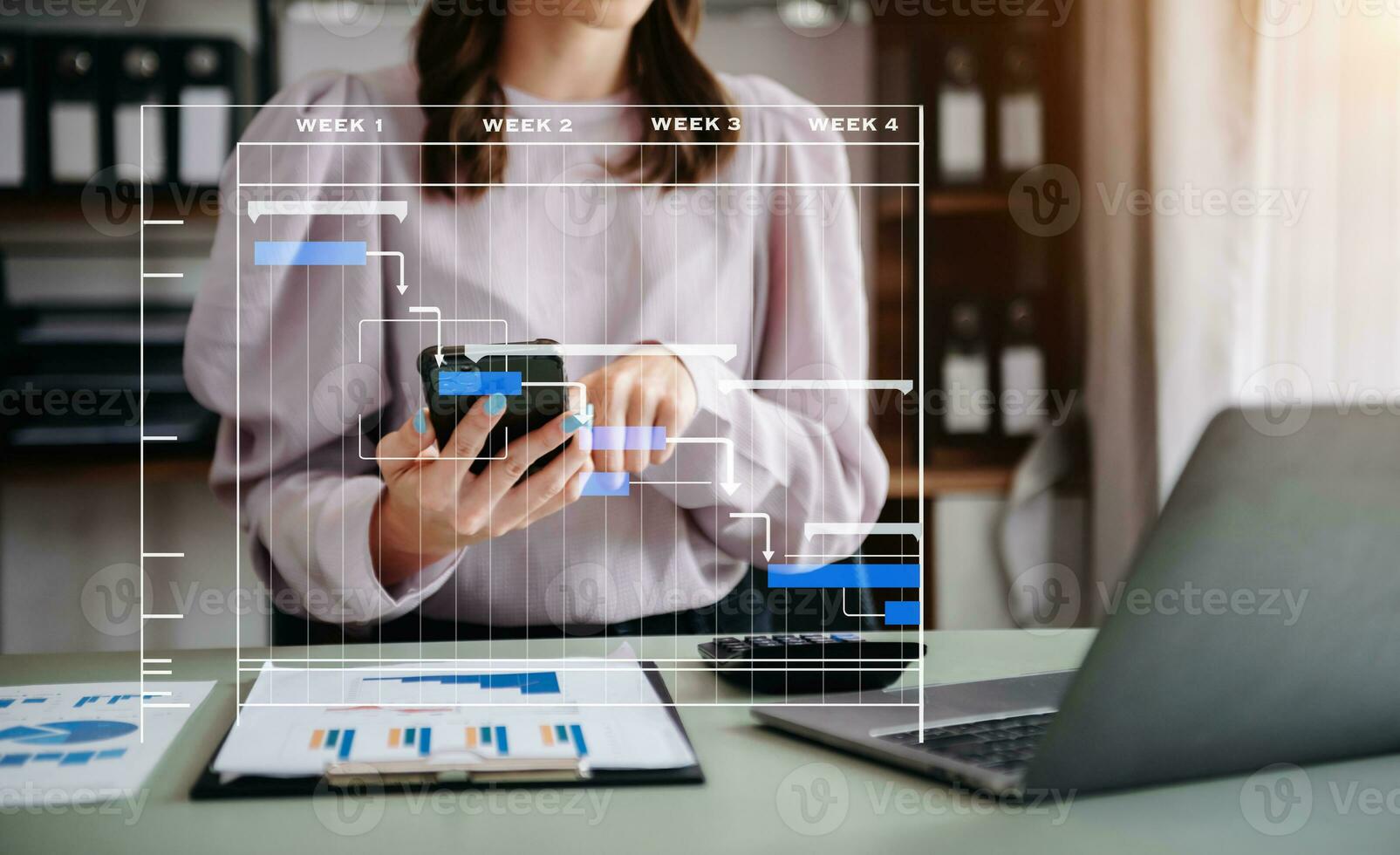 gerente de proyecto trabajando y actualizando tareas con hitos, planificación de progreso y diagrama de programación de diagrama de Gantt. Tranvía comercial trabajando en la oficina foto