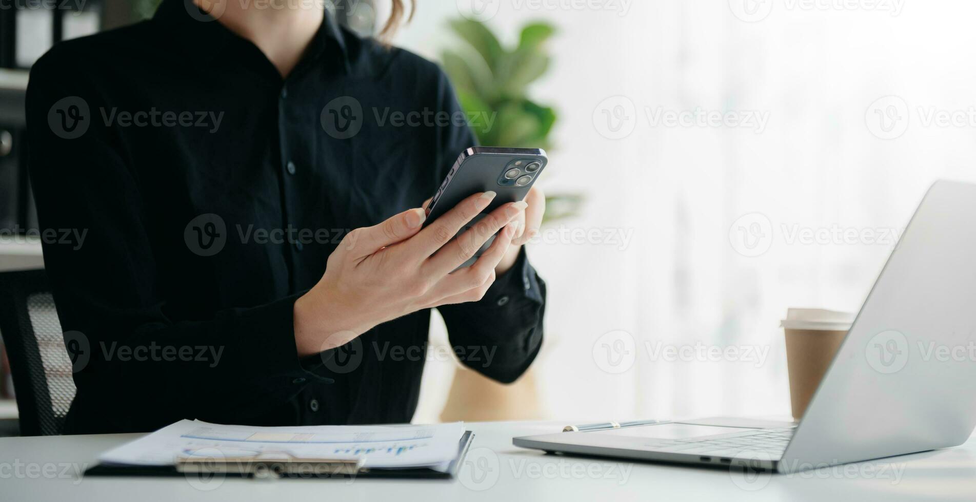 mano de mujer usando teléfonos inteligentes, pagos de tabletas y compras en línea con tarjeta de crédito, canal omni, computadora de teclado de acoplamiento de tableta digital en la oficina a la luz del sol foto