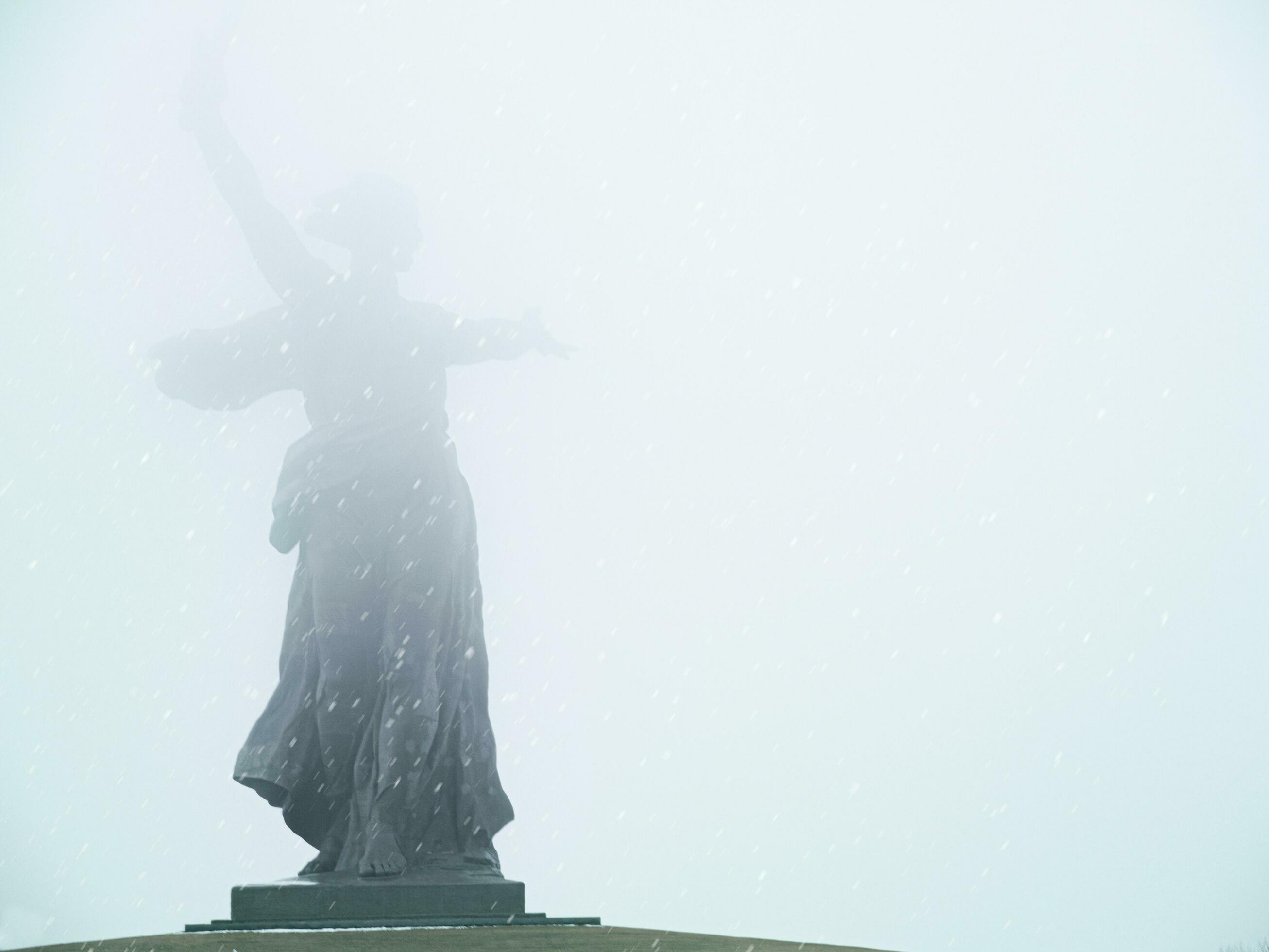 MONUMENT F.V.K 152　激レア モニュメント In pictures: Soviet emblem cut off Ukraine's Motherland