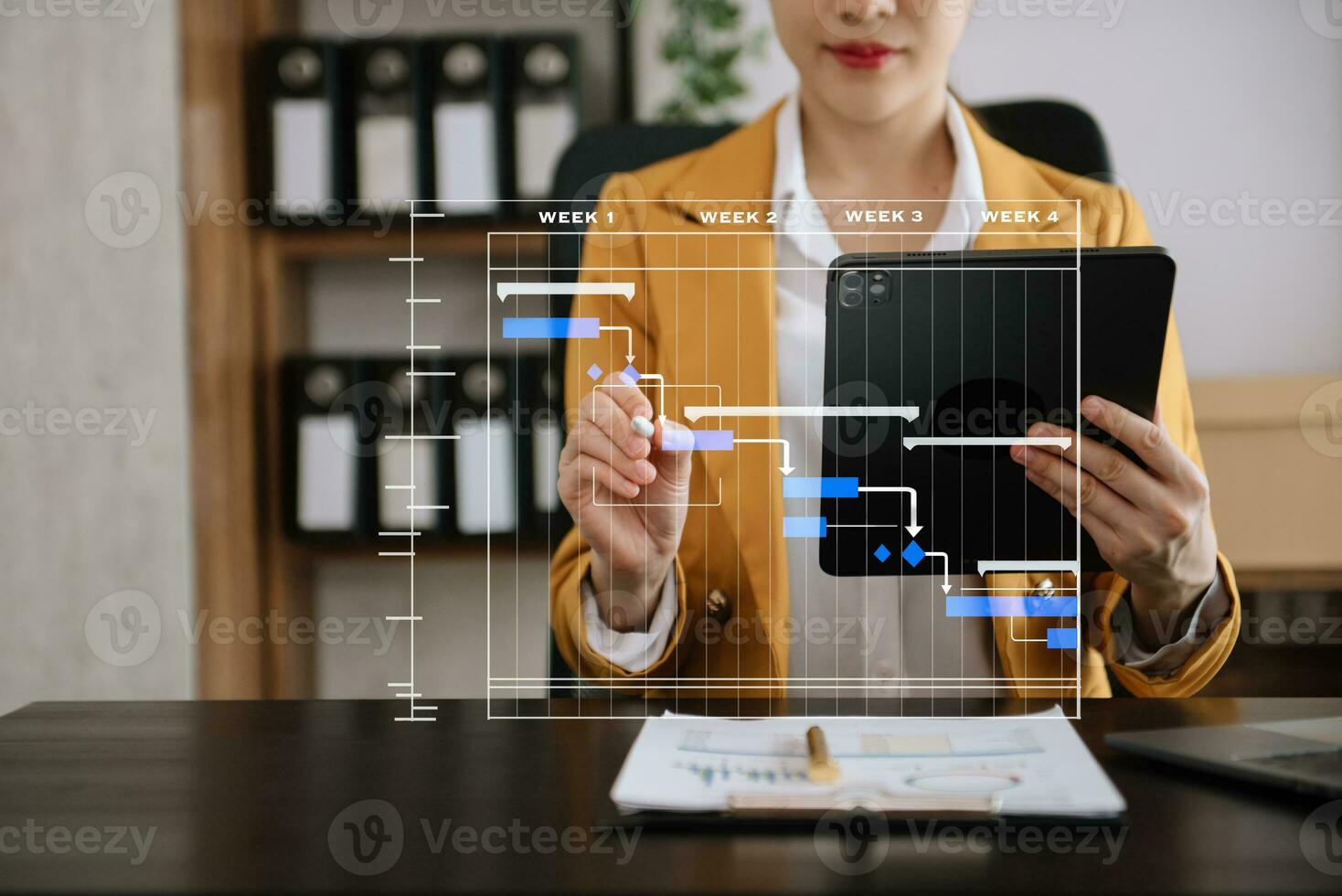 gerente de proyecto trabajando y actualizando tareas con hitos de planificación de progreso y diagrama de programación de diagramas de gantt. negocios que trabajan con teléfonos inteligentes, tabletas y computadoras portátiles foto