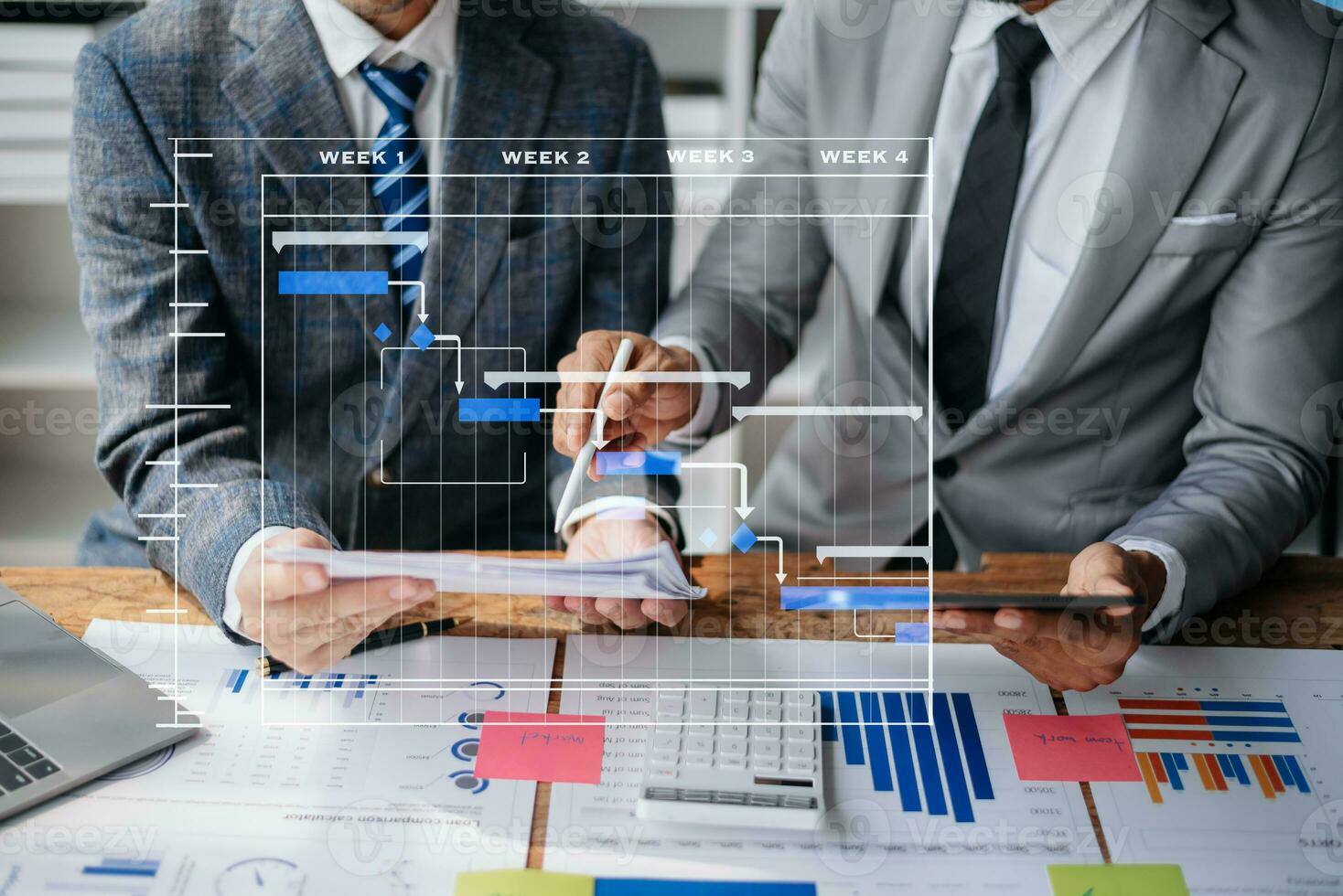 gerente de proyecto trabajando y actualizando tareas con hitos, planificación de progreso y diagrama de programación de diagrama de Gantt. Tranvía comercial trabajando en la oficina foto