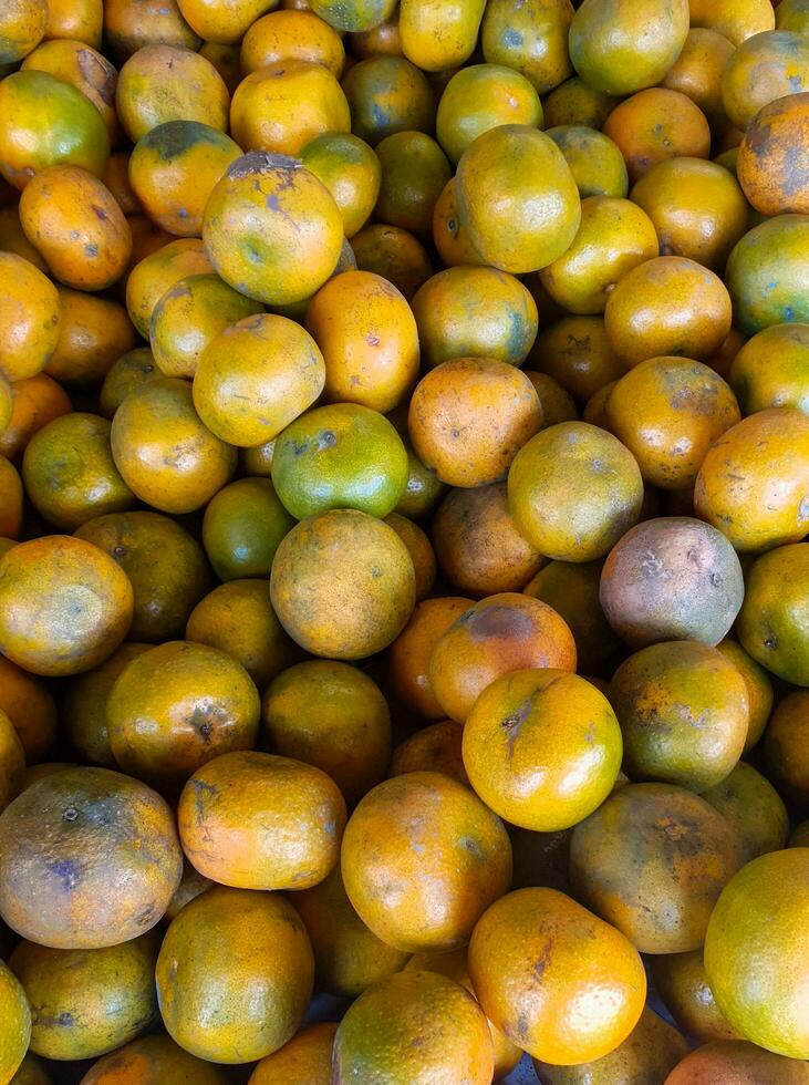 pila de algo de indonesio local naranjas a un Jacarta tradicional mercado foto