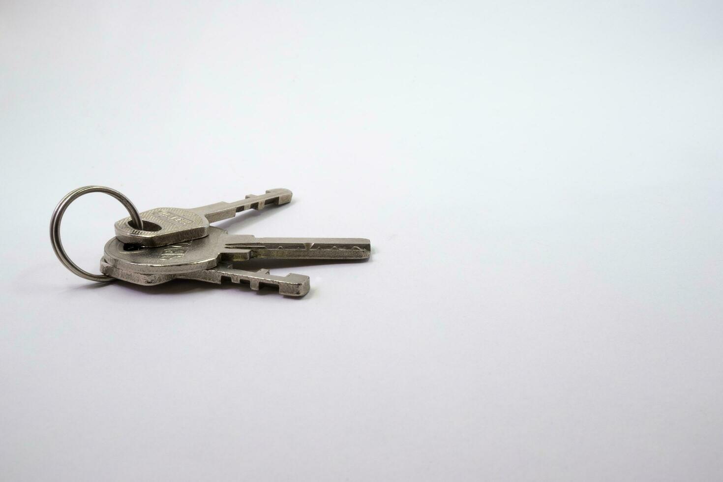 dos tipos de llaves aislado en blanco foto