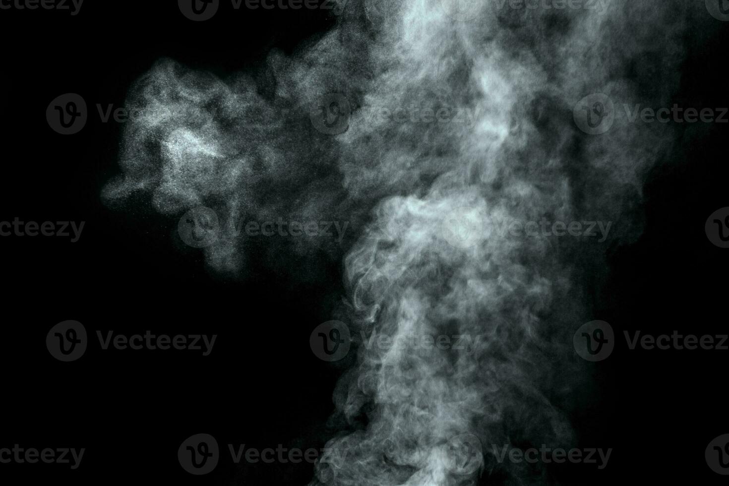 polvo abstracto o humo aislado sobre fondo negro foto